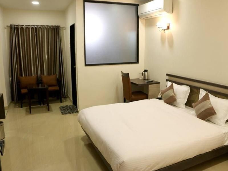 Townhouse Oak Hotel The Sudesh Rāipur Exteriör bild